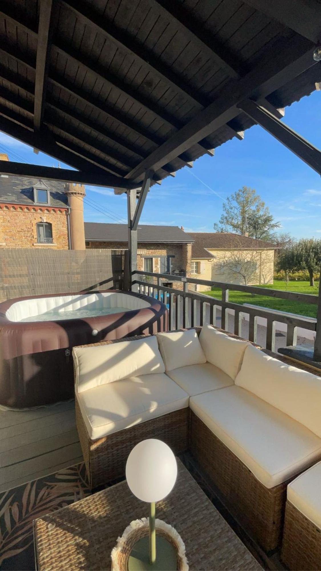 Le Petit Chateau De Sathonat - Horizon Paradis Saint-Amour-Bellevue Exterior photo